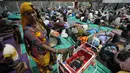 Seorang wanita berdiri di samping seorang anak, keduanya dievakuasi dari pelabuhan Kandla menjelang Topan Biparjoy, di tempat penampungan di Gandhidham, India, Selasa, 13 Juni 2023. (AP Photo/Ajit Solanki)
