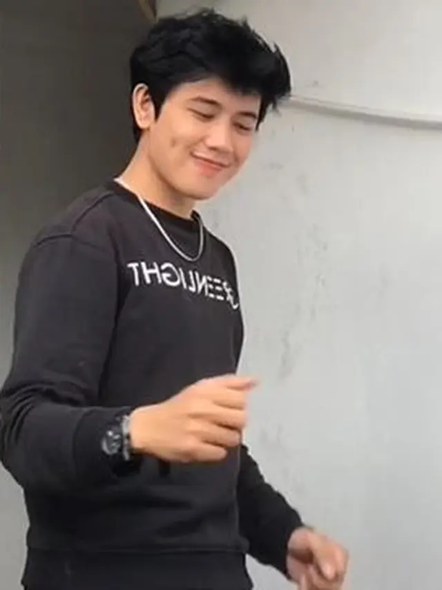 6 Potret Menawan Adi Alhasni, Seleb TikTok yang Disebut Mirip Kim Seon Ho