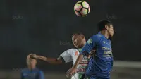 Pemain Persib Bandung, Wildansyah (kanan) berduel dengan pemain PS TNI, Sansan Husaeni pada lanjutan Liga 1 2017 di Stadion Si Jalak Harupat, Sabtu (05/8/2017). Persib menang 3-1. (Bola.com/Nicklas Hanoatubun)