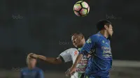 Pemain Persib Bandung, Wildansyah (kanan) berduel dengan pemain PS TNI, Sansan Husaeni pada lanjutan Liga 1 2017 di Stadion Si Jalak Harupat, Sabtu (05/8/2017). Persib menang 3-1. (Bola.com/Nicklas Hanoatubun)