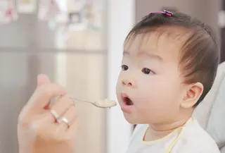 Seorang Ibu sedang memberikan menu MPASI untuk anaknya (Foto: Unsplash.com/Phong Duong)