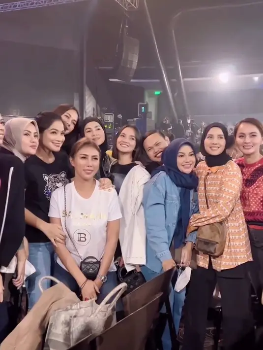 <p>Setelah urusan rumah tangga selesai, Aurel pun melanjutkan aktivitasnya. Ia terlihat darang ke konser bersama geng cendol. [Foto: instagram.com/aurelie.hermansyah]</p>