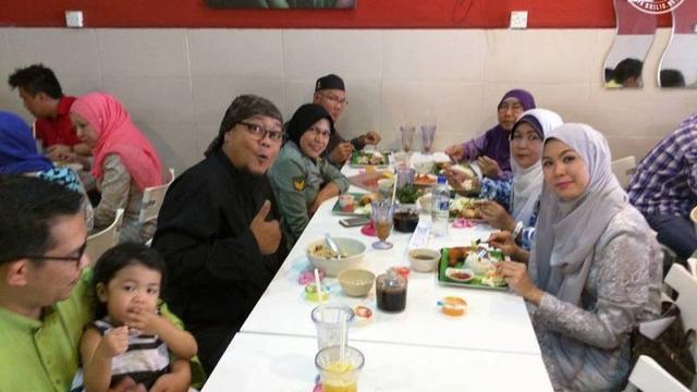 Pengantin juga ikut makan bersama