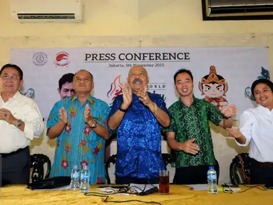 Sejumlah pengurus PB Wushu Indonesia bertepuk tangan usai memberikan keterangan terkait pelaksanaan Kejuaraan Dunia Wushu ke-XIII di Jakarta, Kamis (5/11/2015). 904 atlit dari 73 negara dipastikan berlaga di ajang ini. (Liputan6.com/Helmi Fithriansyah)
