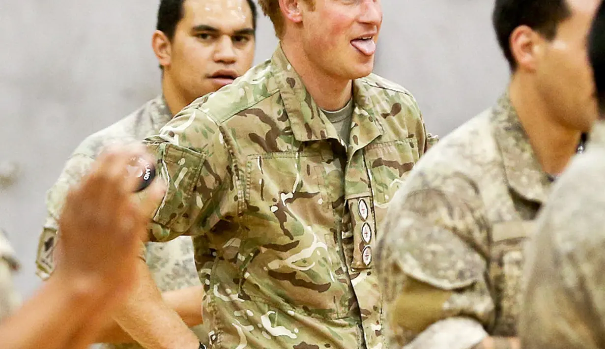 Pangeran Harry mencoba tarian tradisional perang di New Zealand. (Hagen Hopkins/Getty Images/USWeekly)