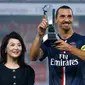 Zlatan Ibrahimovic, menerima trofi MVP setelah memenangkan pertandingan Piala Super Prancis di Workers Stadium, China, (2/8/14). (REUTERS/Petar Kujundzic)