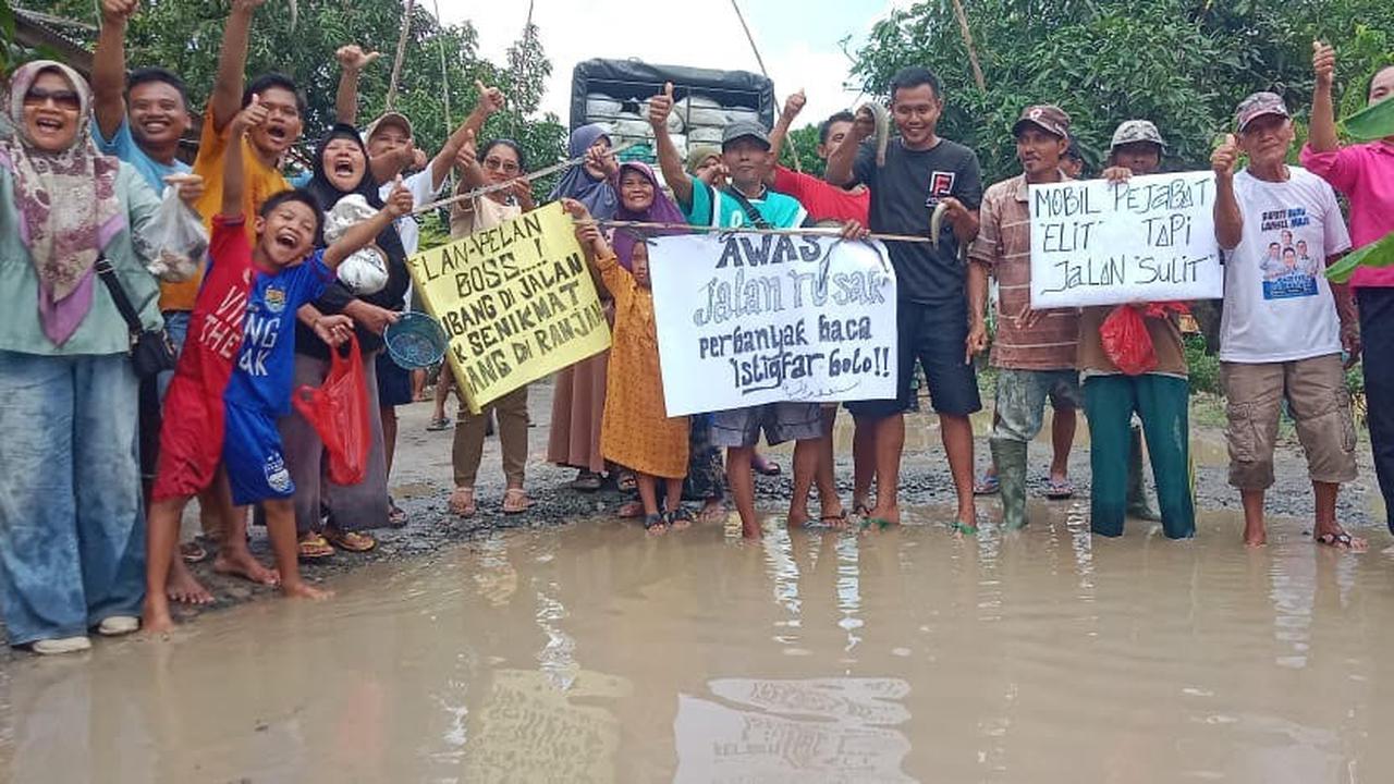 Warga Palas Lampung Selatan Sampai Tebar Lele di Jalan Rusak yang 10 Tahun Tak Diperbaiki, Bupati Malah Apresiasi