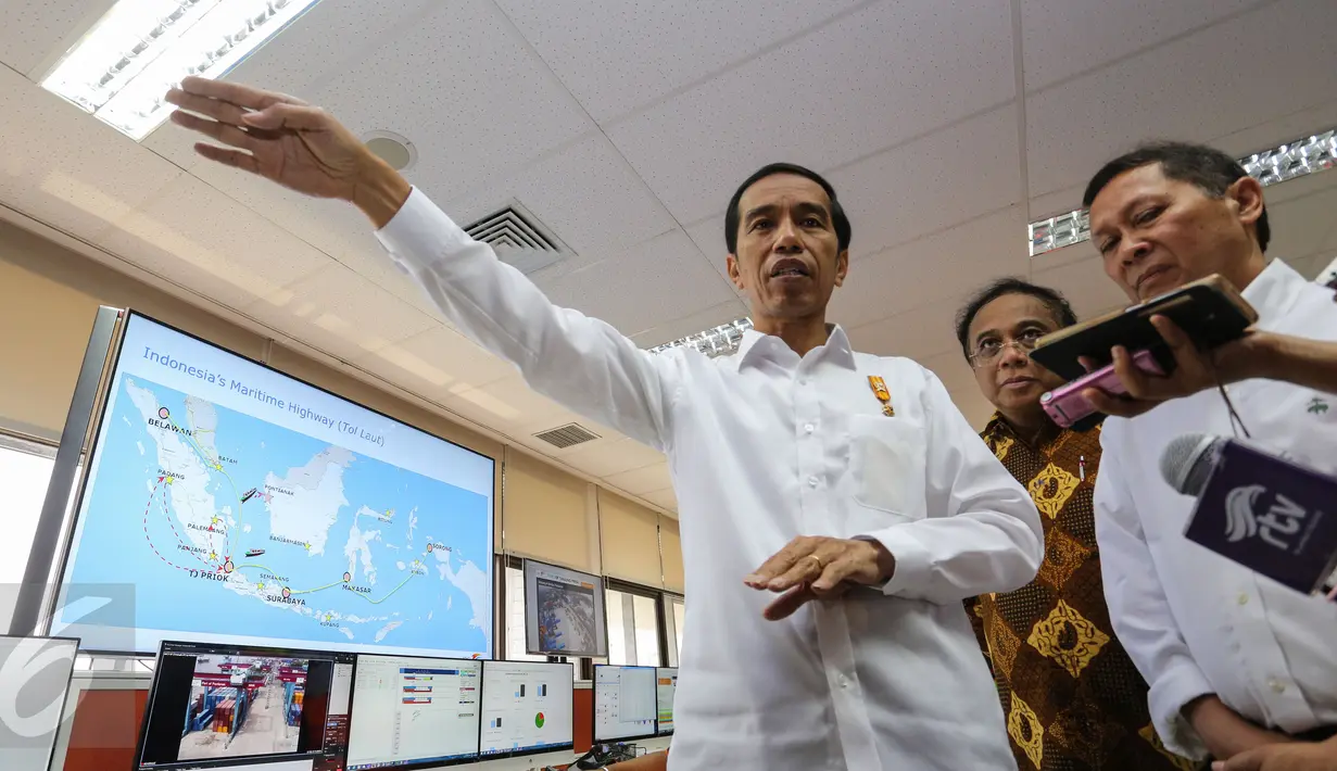 Presiden Jokowi memantau Ruang Pemantauan Ekspor Impor di Indonesia Port Corporation (IPC) Tanjung Priok, Jakarta, Rabu (17/6/2015).  Jokowi mencatat ada ketidakefisienan mencapai Rp 780 T dalam pengelolaan pelabuhan tersebut. (Liputan6.com/Faizal Fanani)