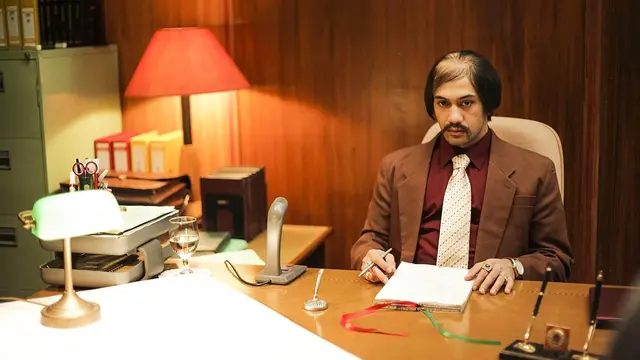 Reza Rahadian sebagai Bossman dalam film My Stupid Boss. (Foto: Dok. Falcon Pictures)