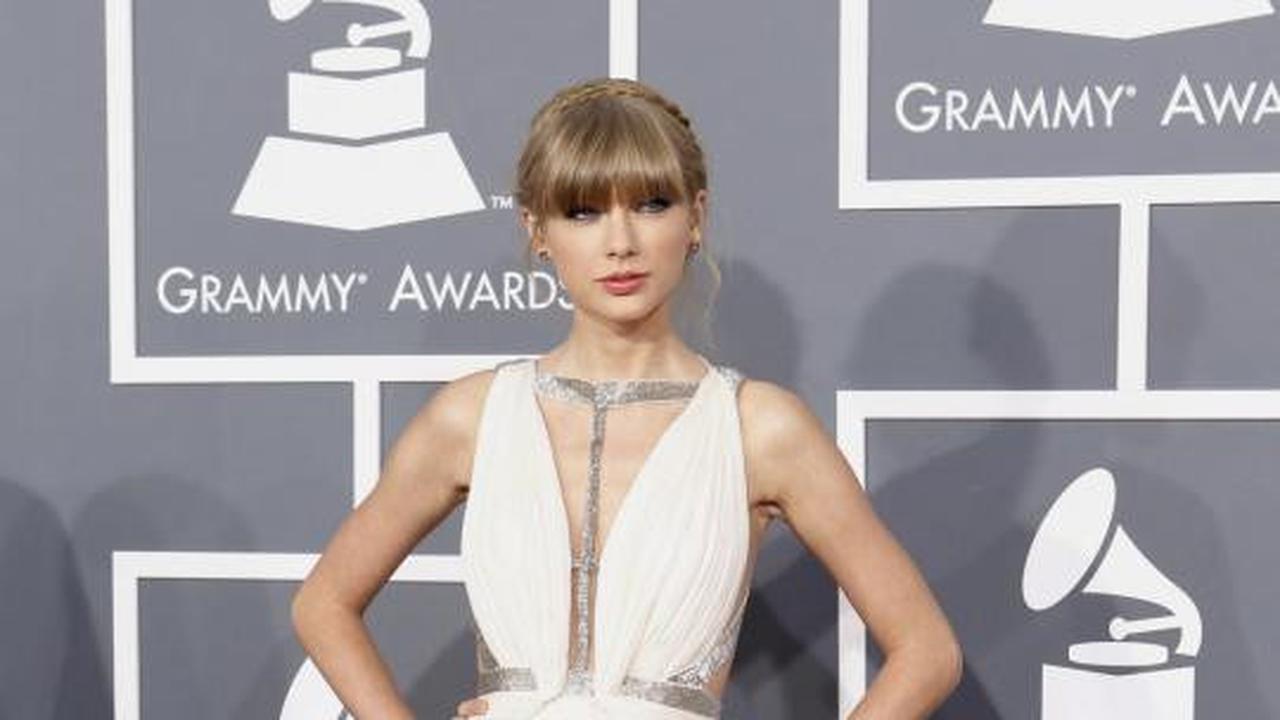 Aksi hot Taylor Swift di malam Grammy Awards 