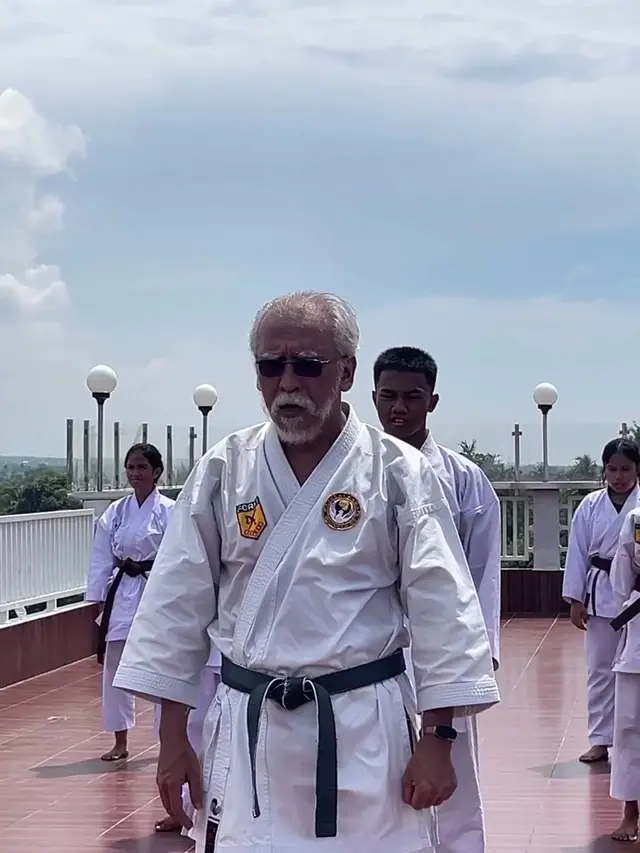 Jadi Rutinitas Sebelum Konser, Ini 8 Potret Iwan Fals Latihan Karate