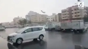 Aktifitas warga Arab Saudi menjadi terhenti akibat dihantam hujan besar. Wilayah Jeddah dan Mekkah diperkirakan akan mengalami banjir