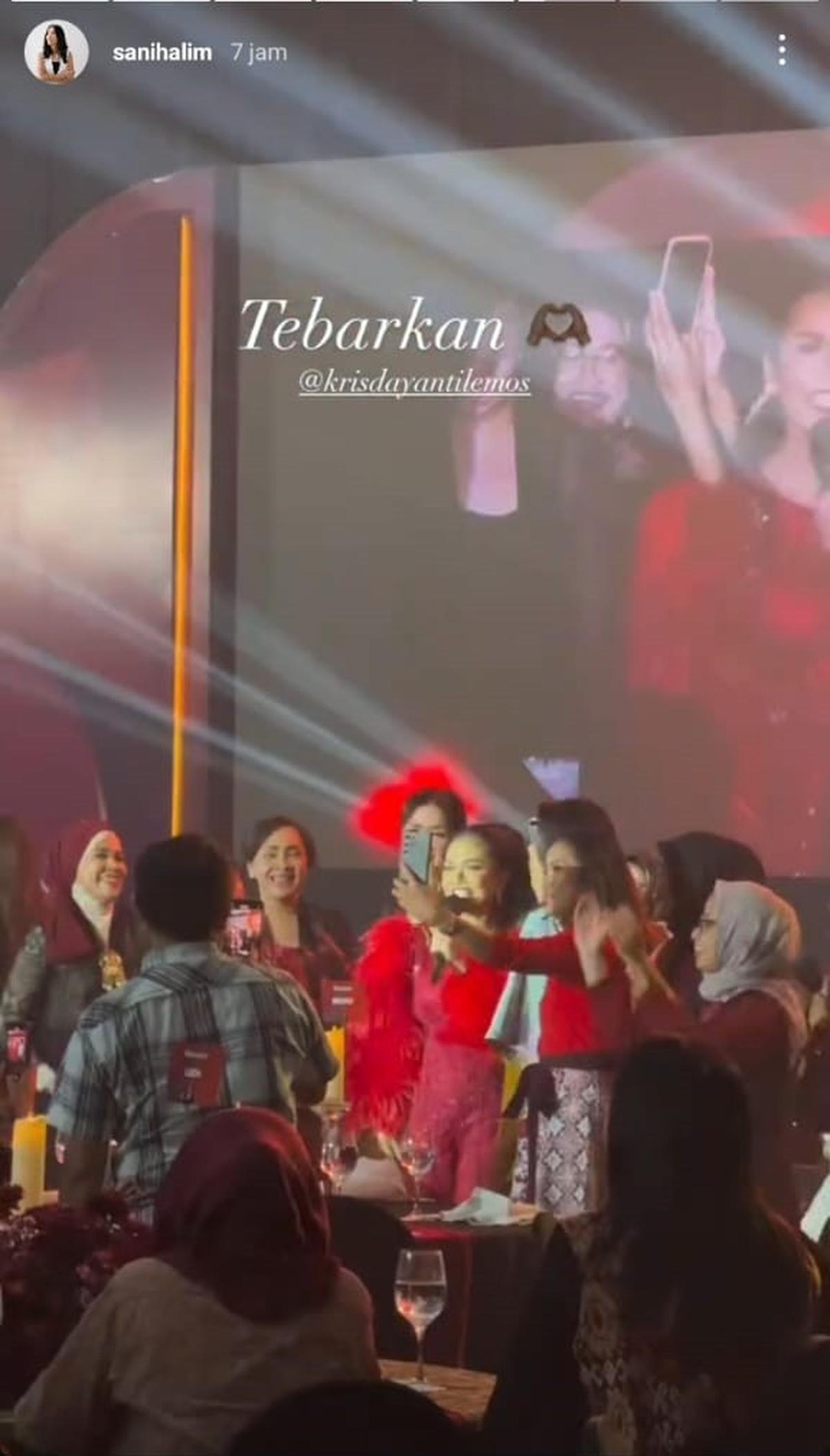 Setelah kunjungannya ke Batu, Kris Dayanti segera bertolak ke Surabaya untuk tampil di sebuah acara, mengenakan kostum mewah yang selalu spektakuler.<br>