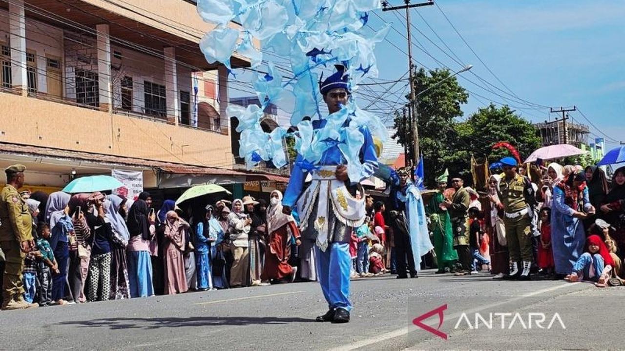 Merayakan HUT ke-26, Ribuan Warga Saksikan Kemegahan Karnaval Budaya Natuna di Pantai Piwang