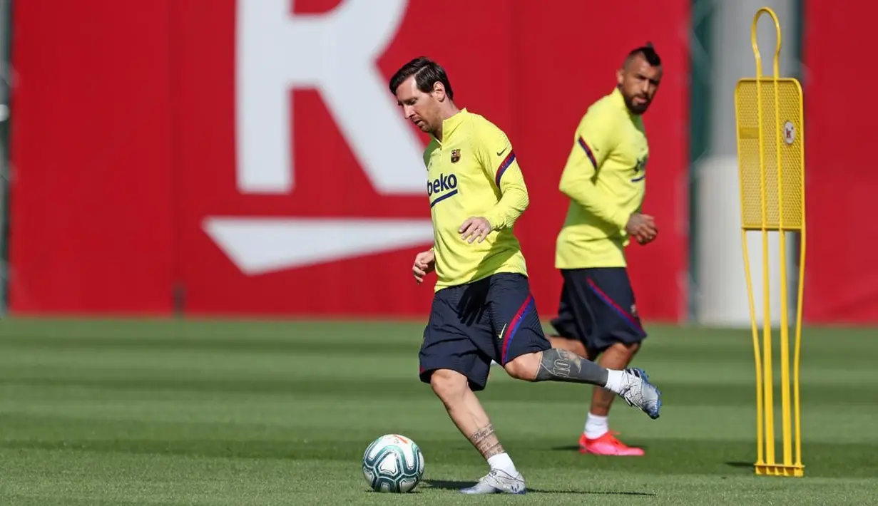 Pemain Barcelona FC, Lionel Messi, saat mengikuti sesi latihan di Ciutat Esportiva Joan Gamper, Sant Joan Despi, Senin (18/5/2020). Barcelona terus matangkan latihan jelang kembali bergulirnya kompetisi La Liga.(AFP/Handout/FC Barcelona/Miguel Ruiz)