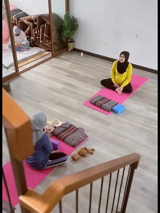 Menurut pemeran berusia 33 tahun ini, yoga membuatnya semakin siap untuk lahiran. Pemeran Kokom dalam sinetron Dunia Terbalik itu menceritakan mengikuti yoga saat usianya sudah masuk tujuh bulan. [Instagram/ryana_dea]