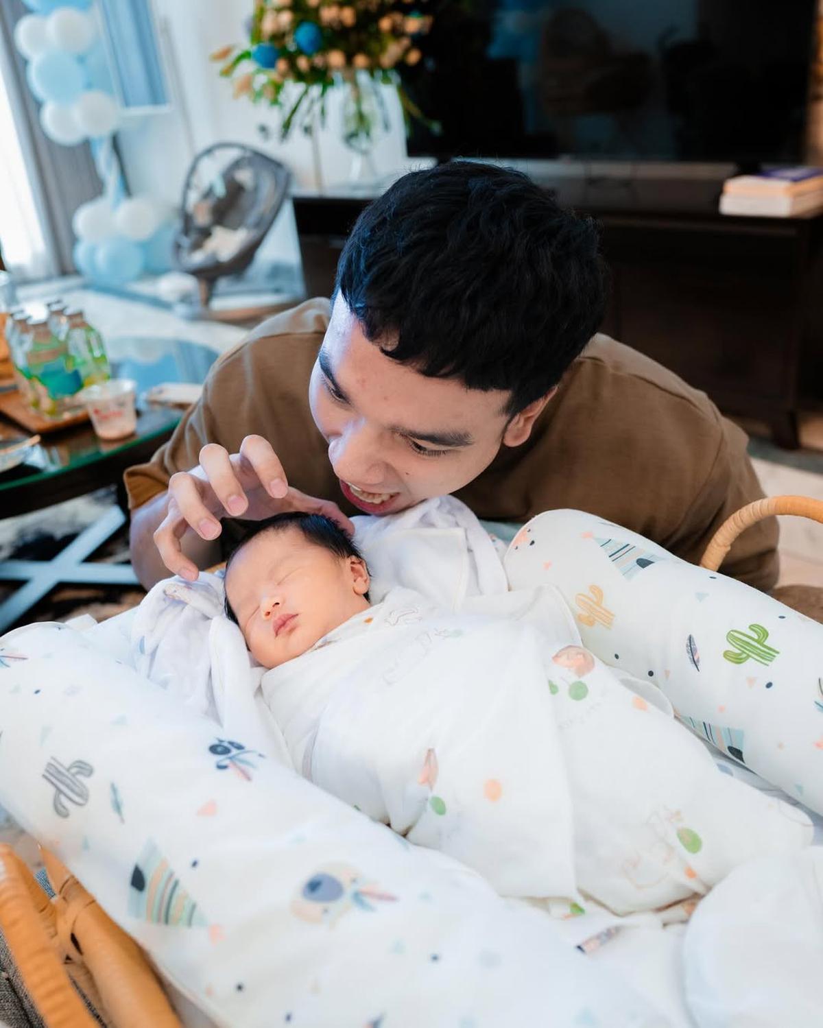 Potret Fuji dan Fadly Faisal Jenguk Baby Jyad, Anak Shandy Purnamasari dan Gilang Juragan99