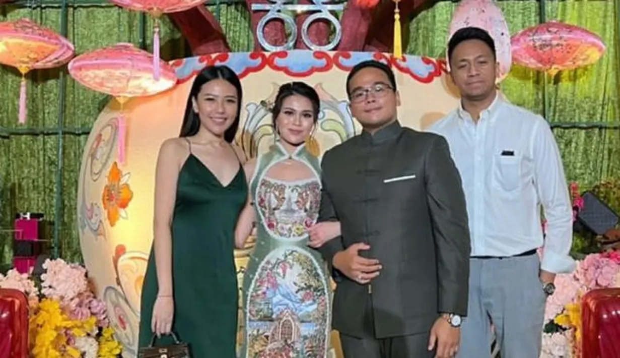 <p>Merupakan keturunan Tionghoa, Fritz dan Chen turut mengikuti prosesi adat sangjit atau penyerahan seserahan. [Foto: IIG/madebylace_).</p>