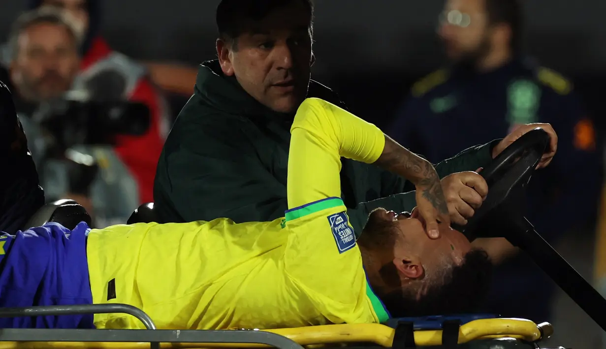 Neymar meninggalkan pertandingan kualifikasi Piala Dunia 2026 antara Uruguay vs Brasil dengan ditandu sesaat sebelum turun minum. (Pablo PORCIUNCULA / AFP)