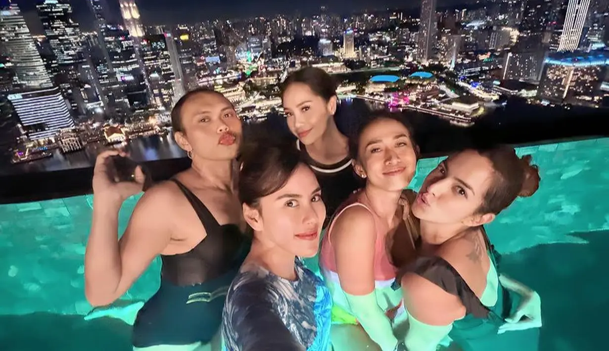 Nia Ramadhani mengenakan one piece swimsuit warna hitam dengan model backless. [@syahnazs]