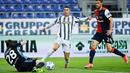 Striker Juventus, Cristiano Ronaldo, berusaha melewati kiper Cagliari, Alessio Cragno, pada laga Liga Italia di Sardegna Arena, Minggu (14/3/2021). Juventus menang dengan skor 3-1. (AFP/Albert0 Pizzoli)