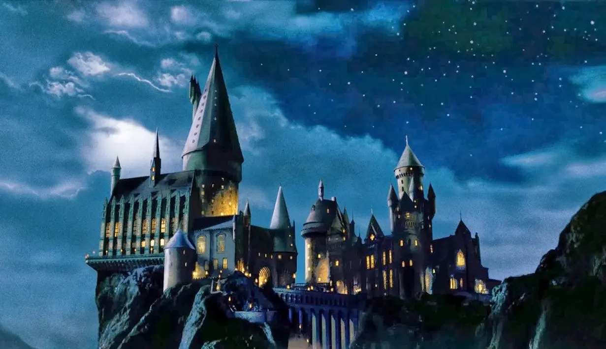 J.K Rowling sendiri pernah menuliskan bahwa Hogwarts selalu dilindungi oleh mantra anti-Apparate. Lalu apa yang membuat tiga orang tersebut bisa melakukannya? (Nerdist)