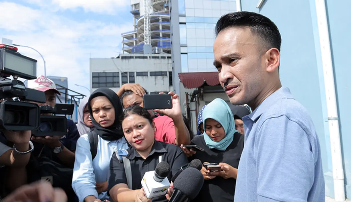 Seperti yang dilansir dari Liputan6.com, Ruben mengaku sangat prihatin atas hal pahit ini. Menurut Ruben, Ahok juga manusia, meski selama ini terlihat sebagai sosok yang tangguh namun perceraian bukan lah hal mudah. (Deki Prayoga/Bintang.com)
