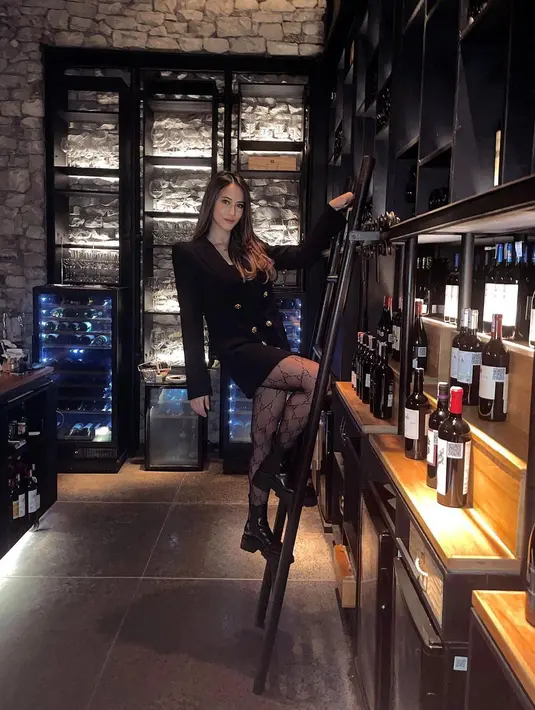 <p>Blazer dress juga bisa menjadi inspirasi untuk memikat di acara pesta. Janisaa mengenakan blazer dress hitam dengan detail kancing-kancing emas, dipadukannya dengan stocking transparan. Foto: Instagram.</p>