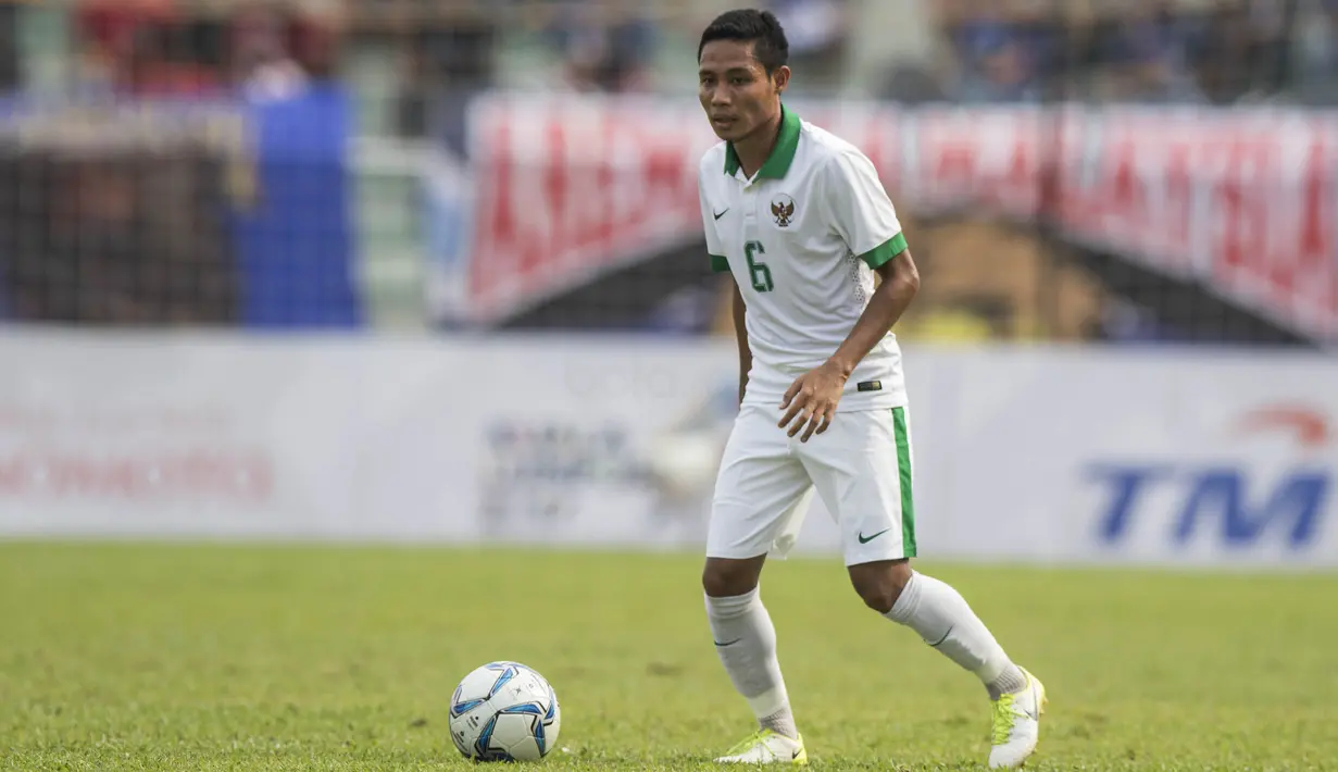 Gelandang Timnas Indonesia, Evan Dimas, mengontrol bola saat melawan Timor Leste pada laga SEA Games di Stadion MPS, Selangor, Minggu (20/8/2017). Indonesia menang 1-0 atas Timor Leste. (Bola.com/Vitalis Yogi Trisna)