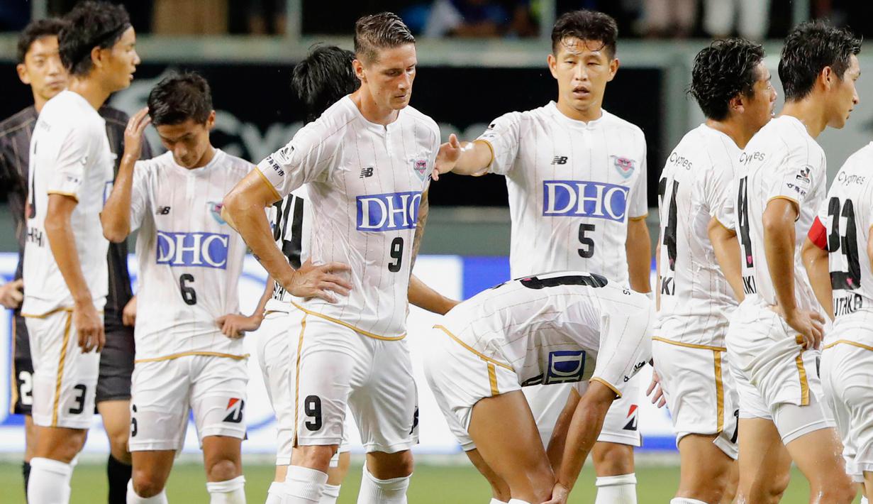Penyerang Sagan Tosum Fernando Torres tertunduk lesu usai pertandingan melawan Vegalta Sendai di J-League di Tosu, prefektur Saga, Jepang barat, (22/7). Sagan Tosum menyerah 1-0 oleh  Vegalta Sendai. (Takuto Kaneko/Kyodo News via AP)