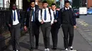 Pelajar Holyrood Secondary School saat kembali bersekolah di tengah pelonggaran lockdown akibat pandemi virus corona (Covid-19) di Glasgow, Skotlandia, Rabu (12/8/2020). Sebelumnya mereka diliburkan akibat penyebaran wabah pandemi yang melanda Skotlandia sejak Maret lalu.  (AFP/ANDY BUCHANAN)