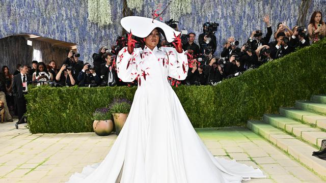 5 Tampilan Nyentrik Met Gala 2026: Lisa BLACKPINK Bertudung, Sam Smith Jadi Bulan-bulanan