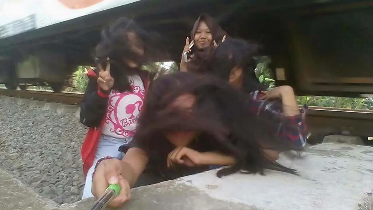 Akibat Selfie Dekat Rel, Kids Zaman Now ini Terserempet Kereta