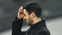 Pelatih Arsenal, Mikel Arteta, tampak kecewa saat melawan Tottenham Hotspur pada laga Liga Inggris di London, Minggu (6/12/2020). Tottenham menang dengan skor 2-0. (Glyn Kirk/Pool via AFP)