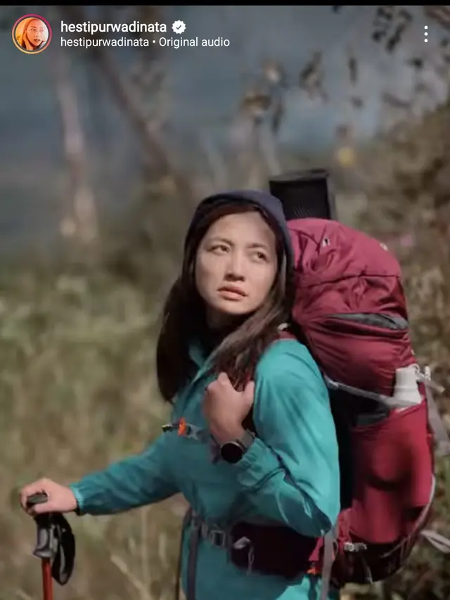 [Fimela] Potret Hesti Purwadinata mendaki gunung