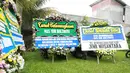 Tidak hanya para pelayat yang terus mendatangi kediaman rumah duka musisi legenda Yon Koeswoyo. Tapi juga karangan bunga ucapan belasungkawa terus berdatangan. (Adrian Putra/Bintang.com)