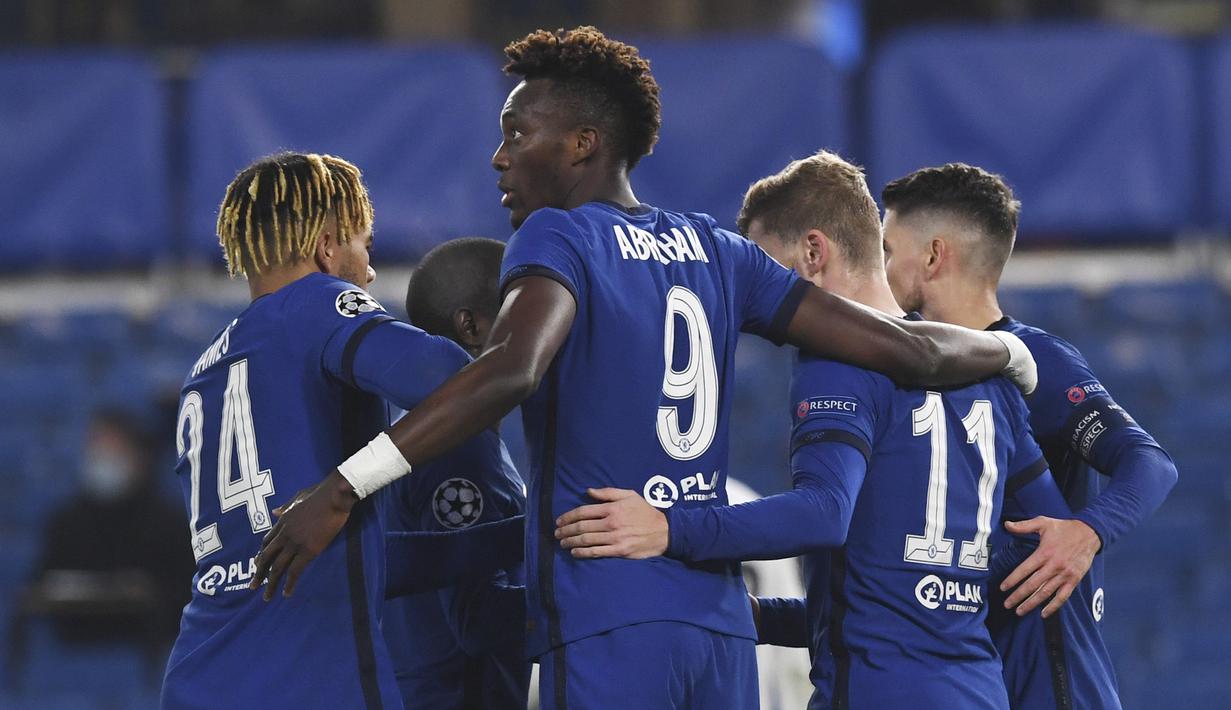 Pemain Chelsea merayakan gol yang dicetak Timo Werner ke gawang Rennes pada laga lanjutan Liga Champions 2020/2021 di Stadion Stamford Bridge, Kamis (5/11/2020) dini hari WIB. Chelsea menang 3-0 atas Rennes. (Neil Hall/Pool via AP)