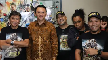  Gubernur DKI Jakarta Basuki T Purnama alias Ahok foto bersama dengan para pemain Comic 8 di Djakarta Theatre, Jakarta, Jumat (18/3). Film yang disutradarai Anggy Umbara ini meraih penghargaan Poster Film Terbaik. (Liputan6.com/Herman Zakharia)