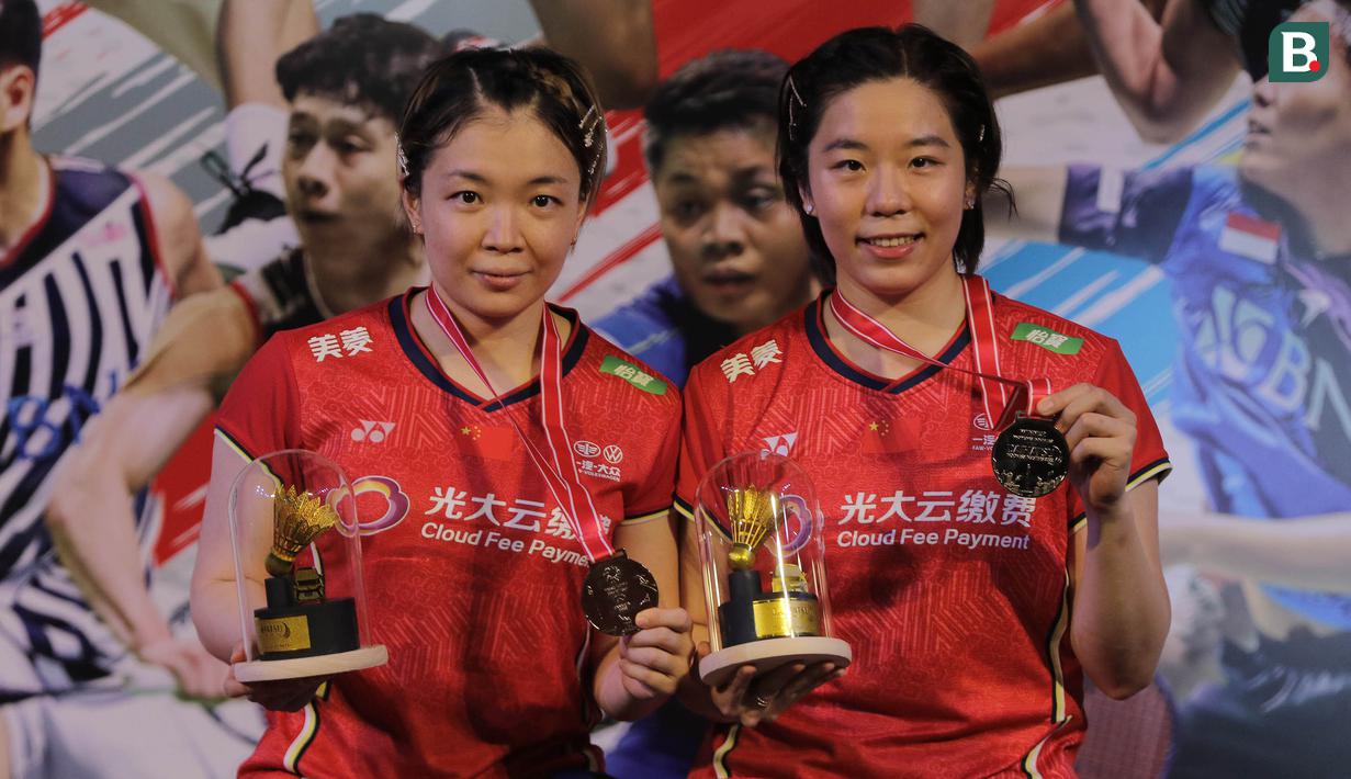 Chen Qing Chen/Jia Yi Fan. Ganda putri Cina ini menjadi juara pada Indonesia Masters 2022 setelah mengalahkan pasangan Indonesia, Apriyani Rahayu/Siti Fadia Silva Ramadhanthi di partai final dengan dua game langsung 21-18, 21-12. Serupa dengan rekannya di ganda campuran, pada Indonesia Masters 2023 Chen Qing Chen/Jia Yi Fan juga tak ambil bagian setelah sebelumnya mundur jelang laga final India Open 2023 menghadapi Nami Matsuyama/Chiharu Sida (Jepang) akibat terserang diare. (Bola.com/Ikhwan Yanuar)