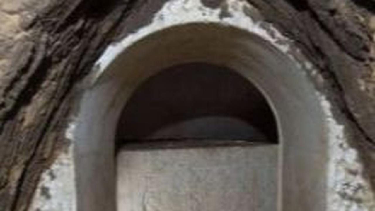 Mantra Sihir Ular pada Makam