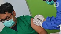 Seorang tenaga medis saat disuntik vaksin CoronaVac dari SinoVac di Rumah Sakit JatiSampurna, Bekasi, Jawa Barat, Kamis (28/01/2021). RS JatiSampurna melakukan Penyuntikan dosis kedua vaksin COVID-19 untuk para tenaga medis dan tenaga kesehatan yang bertugas. (Liputan6.com/Herman Zakharia)