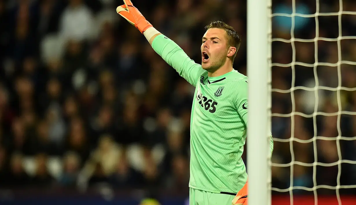 Saat ini kiper 25 tahun tersebut masih bermain untuk Stoke City. Namun kedatangan Butland ke Arsenal bukan tak mungkin bisa membuat Bern Leno tergeser dari bawah mistar. (AFP/Glyn Kirk)