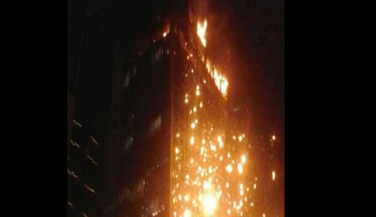 Penampakan Wisma Kosgoro yang mengalami kebakaran, Jakarta, Senin (9/3/2015). Tingginya gedung dan hembusan angin yang kencang membuat api sulit untuk dipadamkan (Twitter.com)