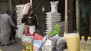 Aktivitas bongkar muat bahan makanan di pasar Jamila Baghdad, Irak, Rabu, 9 Maret 2022. Harga makanan, bahan bakar, dan bahan konstruksi naik 20 hingga 50 persen di Irak, karena situasi perang saat ini di Ukraina. (AP Photo/Hadi Mizban)