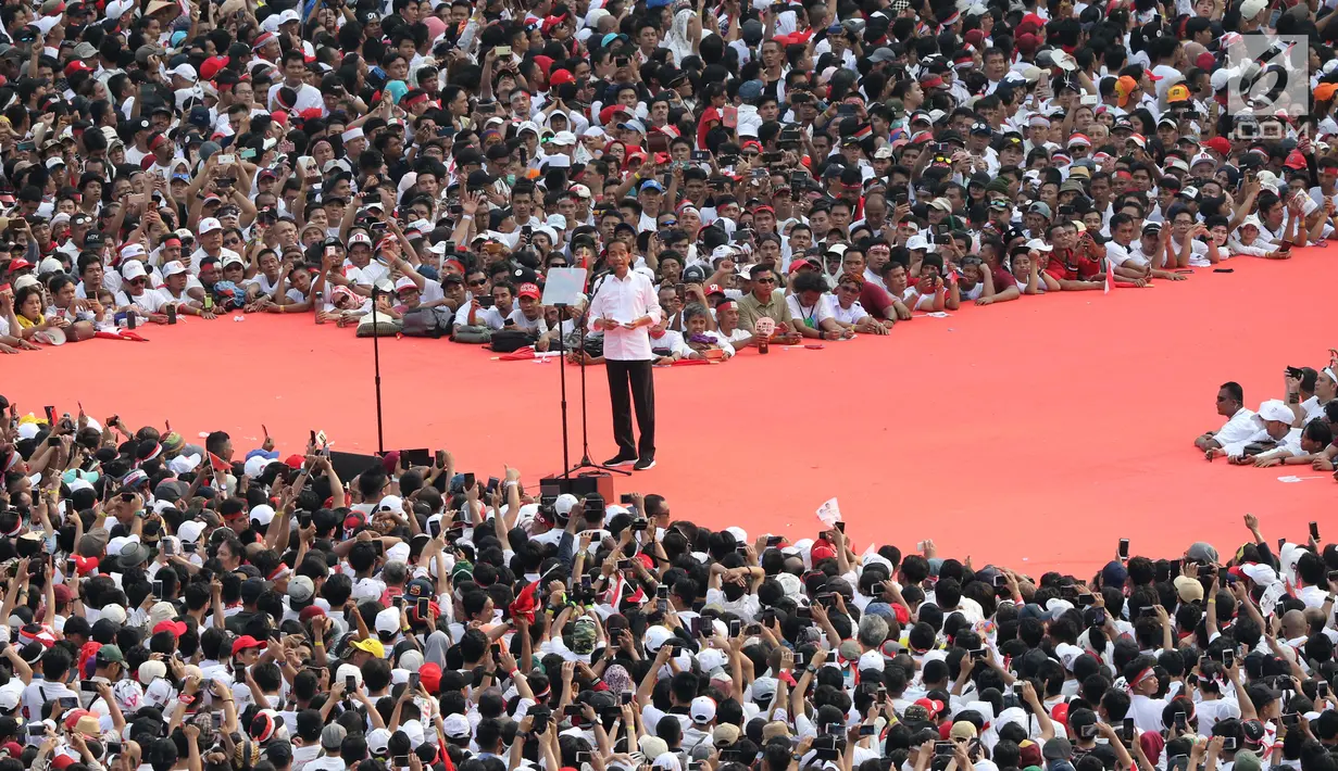 Capres nomor urut 01 Joko Widodo atau Jokowi memberikan pidato pada kampanye akbar di Stadion Utama GBK, Senayan, Jakarta, Sabtu (13/4). Jokowi mengajak seluruh masyarakat yang hadir, agar 17 April 2019 mendatang dapat memilih yang pemimpin yang tepat. (Liputan6.com/Angga Yuniar)
