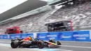 Pembalap Red Bull Max Verstappen mengemudikan mobilnya saat latihan kedua menjelang Grand Prix Formula Satu Jepang di Sirkuit Suzuka, Jepang, Jumat, 22 September 2023. (AP Photo/Toru Hanai)