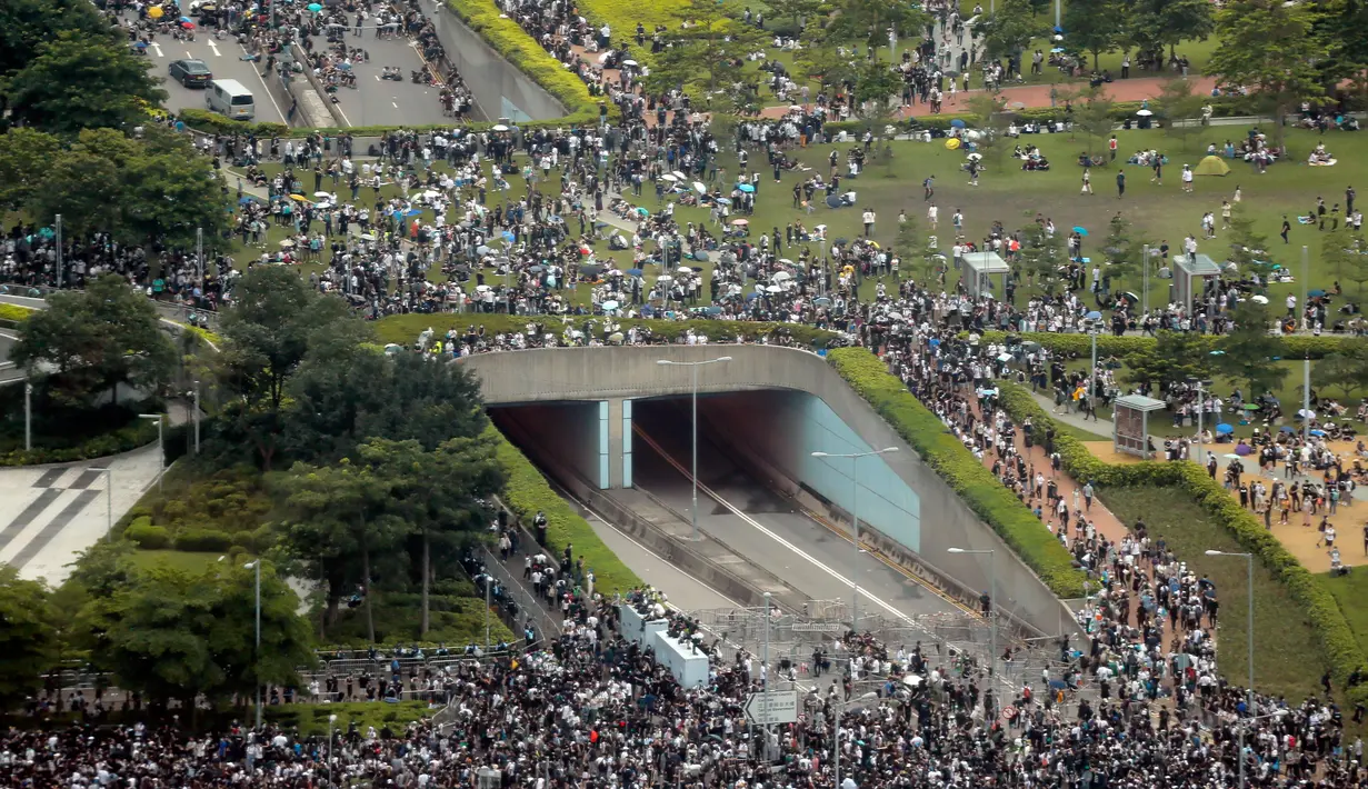 Pengunjuk rasa berkumpul di luar gedung parlemen di Hong Kong, Rabu (12/6/2019). Ribuan pengunjuk rasa memblokir pintu masuk ke kantor pusat pemerintah Hong Kong untuk memprotes RUU Ekstradisi. (AP Photo/Kin Cheung)