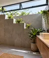 Desain Kamar Mandi dengan Jendela Atas dan Dinding Privasi Bertingkat (AI Generated)
