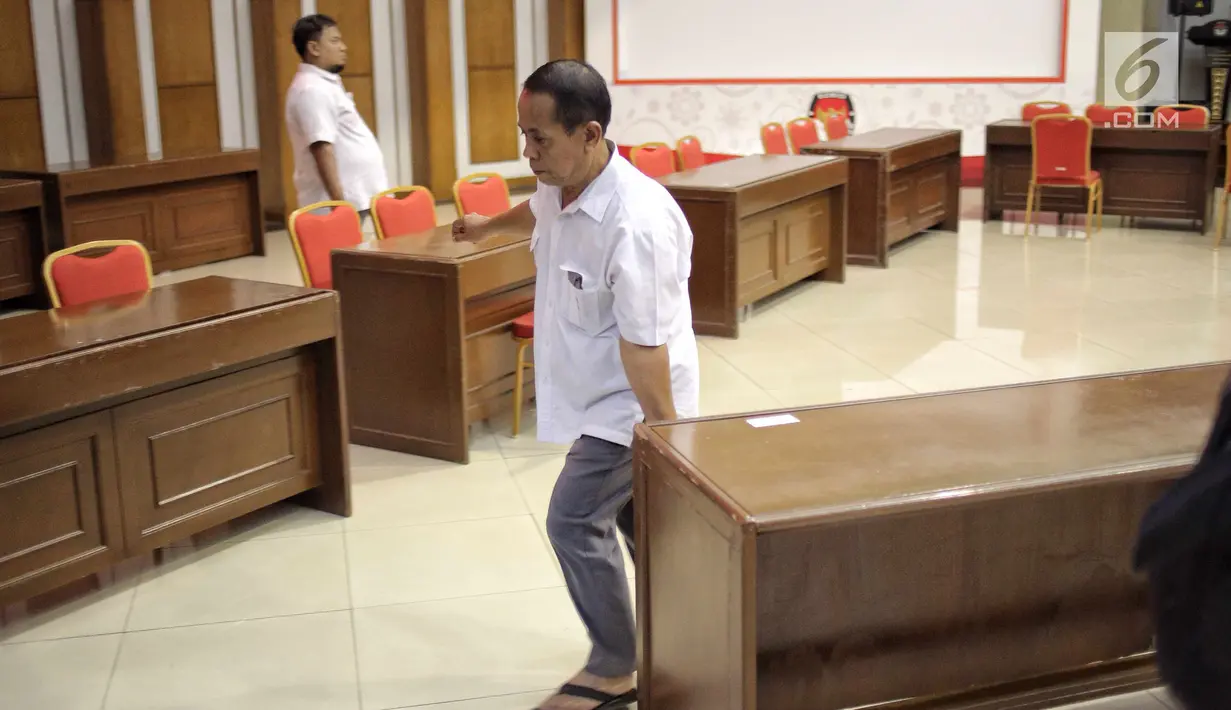 Petugas menata ruangan yang akan digunakan untuk pendaftaran Caleg di Gedung KPU RI, Jakarta, Selasa, (3/7). KPU RI mempersiapkan ruangan untuk pendaftaran Calon Legislatif DPR RI yang berlangsung mulai tanggal 4-17 Juli. (Liputan6.com/Faizal Fanani)