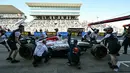 Sirkuit Suzuka memiliki panjang 5,807 km. Sirkuit ini dikenal dengan layout unik yang berbentuk angka delapan. Tampak dalam foto, pembalap Red Bull Racing, Max Verstappen kembali ke pit lane setelah bendera merah dikibarkan pada sesi latihan kedua Grand Prix Formula Satu Jepang di sirkuit Suzuka, prefektur Mie pada 4 April 2025. (MOHD RASFAN/AFP)